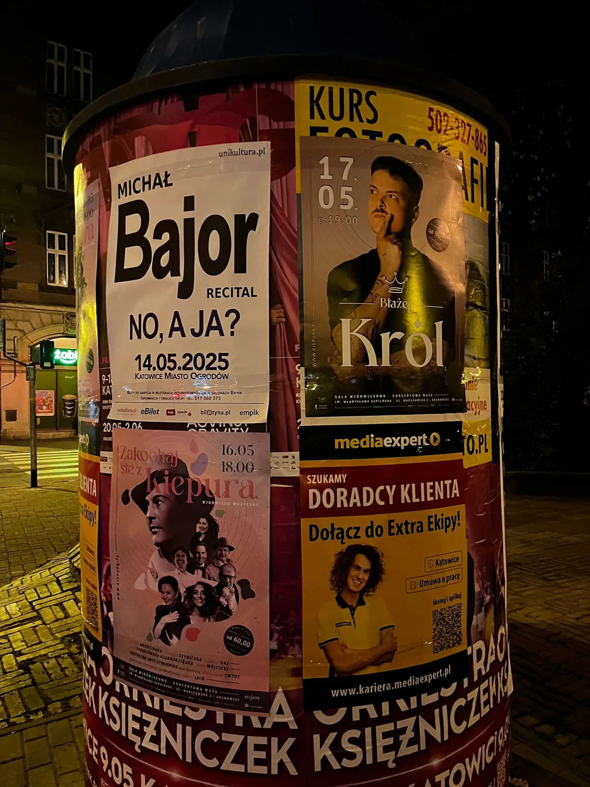 koncert Tobiasza Króla - plakatowanie na słupie ogłoszeniowym w Katowicach