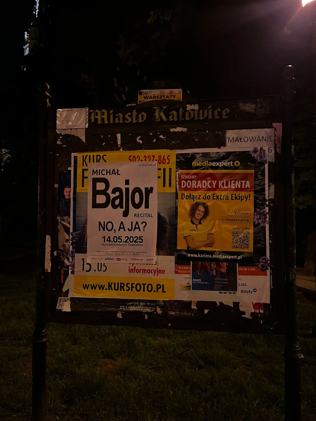 koncert Tobiasza Króla - plakatowanie na słupie ogłoszeniowym w Katowicach
