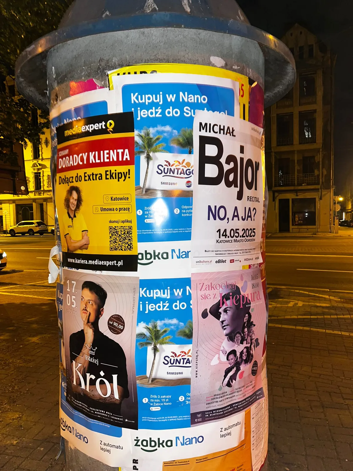 koncert Tobiasza Króla - plakatowanie na słupie ogłoszeniowym w Katowicach