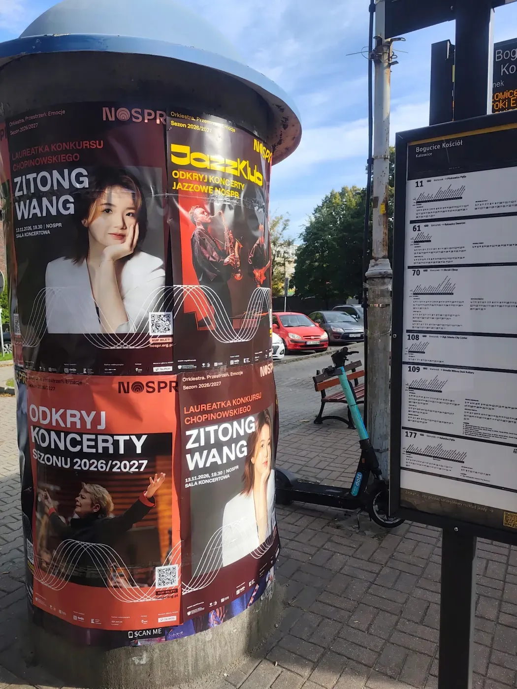 Słup z plakatami koncertowymi przy przystanku Bogucice Kościół w Katowicach