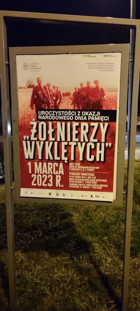 Dzień Pamięci Żołnierzy Wyklętych - plakat na słupie ogłoszeniowym w Katowicach