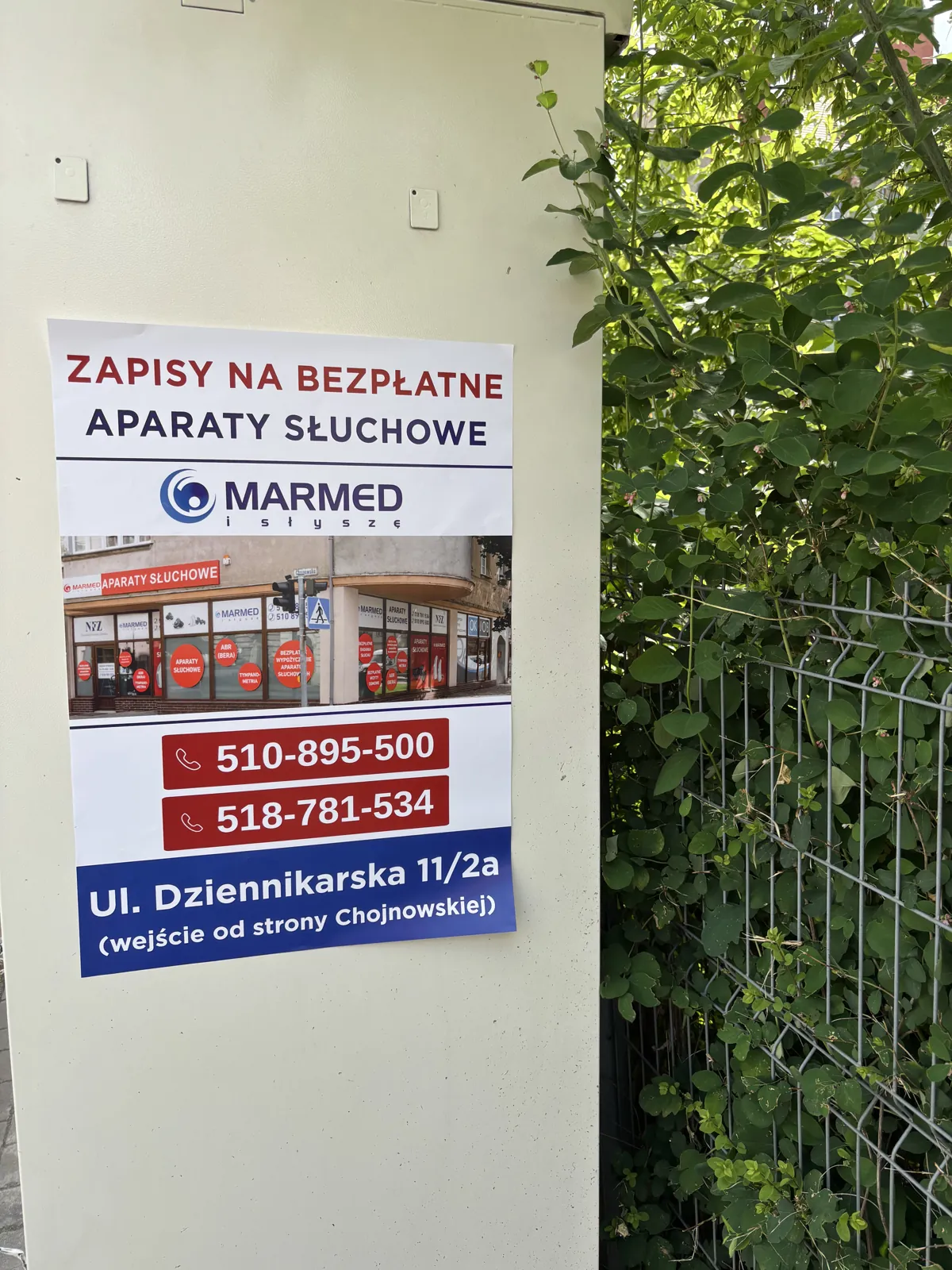Marmed - aparaty słuchowe - plakat na słupie ogłoszeniowym w Legnicy