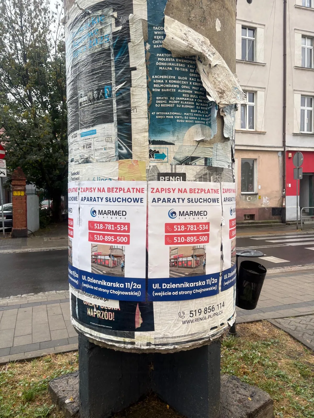 MARMED - aparaty słuchowe (bezplatne aparaty - plakat na słupie ogłoszeniowym w Legnicy