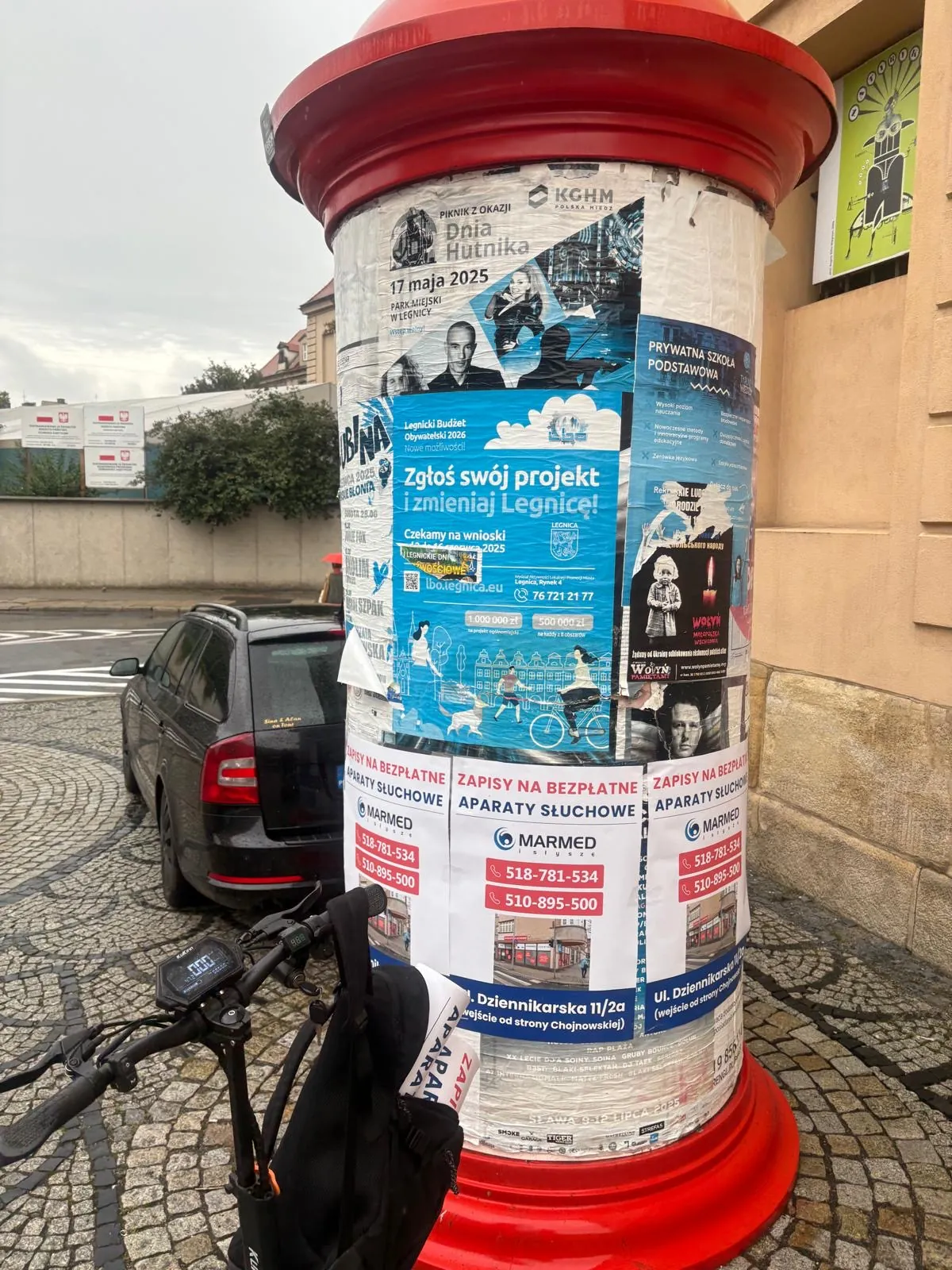 MARMED - aparaty słuchowe (bezplatne aparaty - plakat na słupie ogłoszeniowym w Legnicy