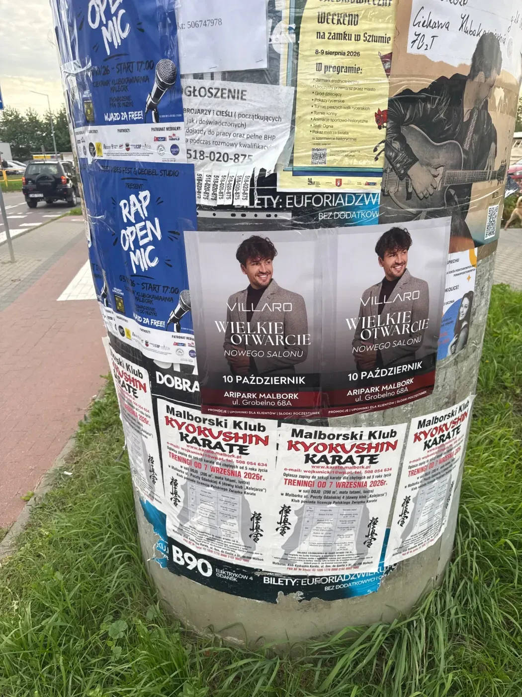 Plakaty Wielkie Otwarcie VILLARO na słupie przy chodniku i jezdni w Malborku