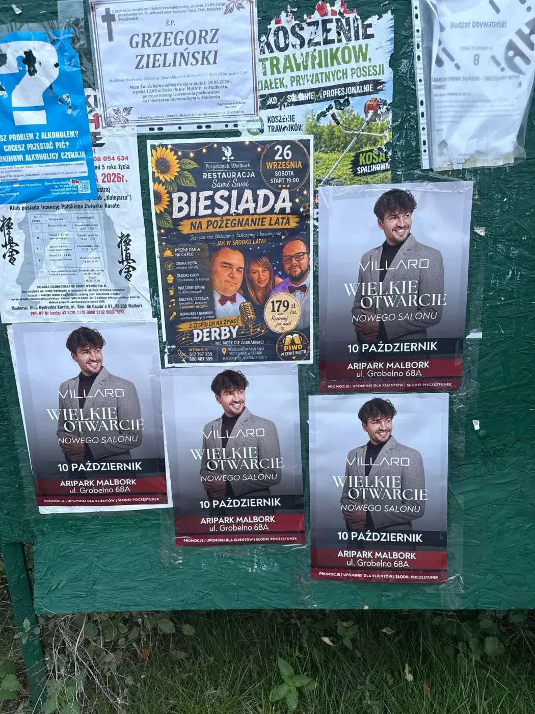 Plakaty Wielkie Otwarcie VILLARO na zielonej tablicy ogłoszeniowej w Malborku
