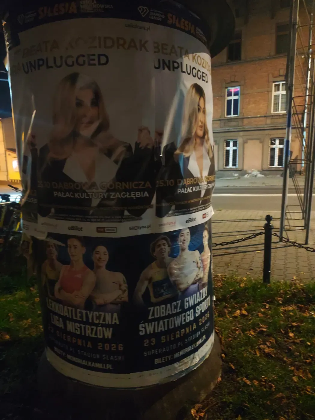 Plakaty Beata Kozidrak Unplugged na słupie ogłoszeniowym przy miejskiej zabudowie