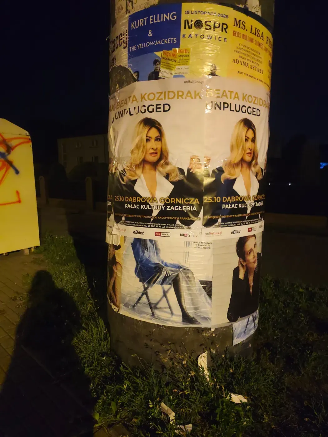 Zdjęcie dokumentacyjne plakatów koncertu Beata Kozidrak Unplugged na słupie ogłoszeniowym