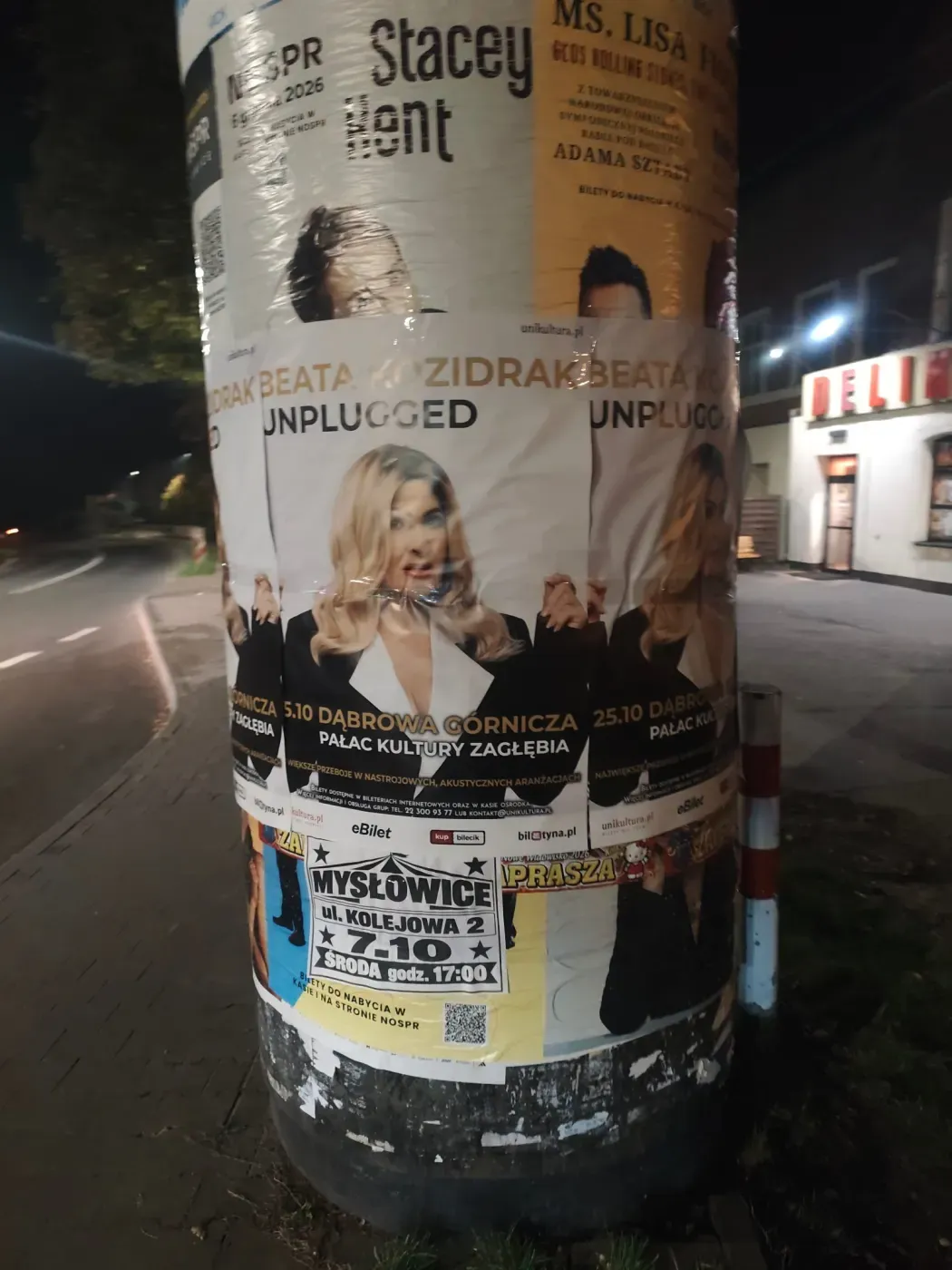 Plakaty Beata Kozidrak Unplugged na słupie przy ulicy w Mysłowicach