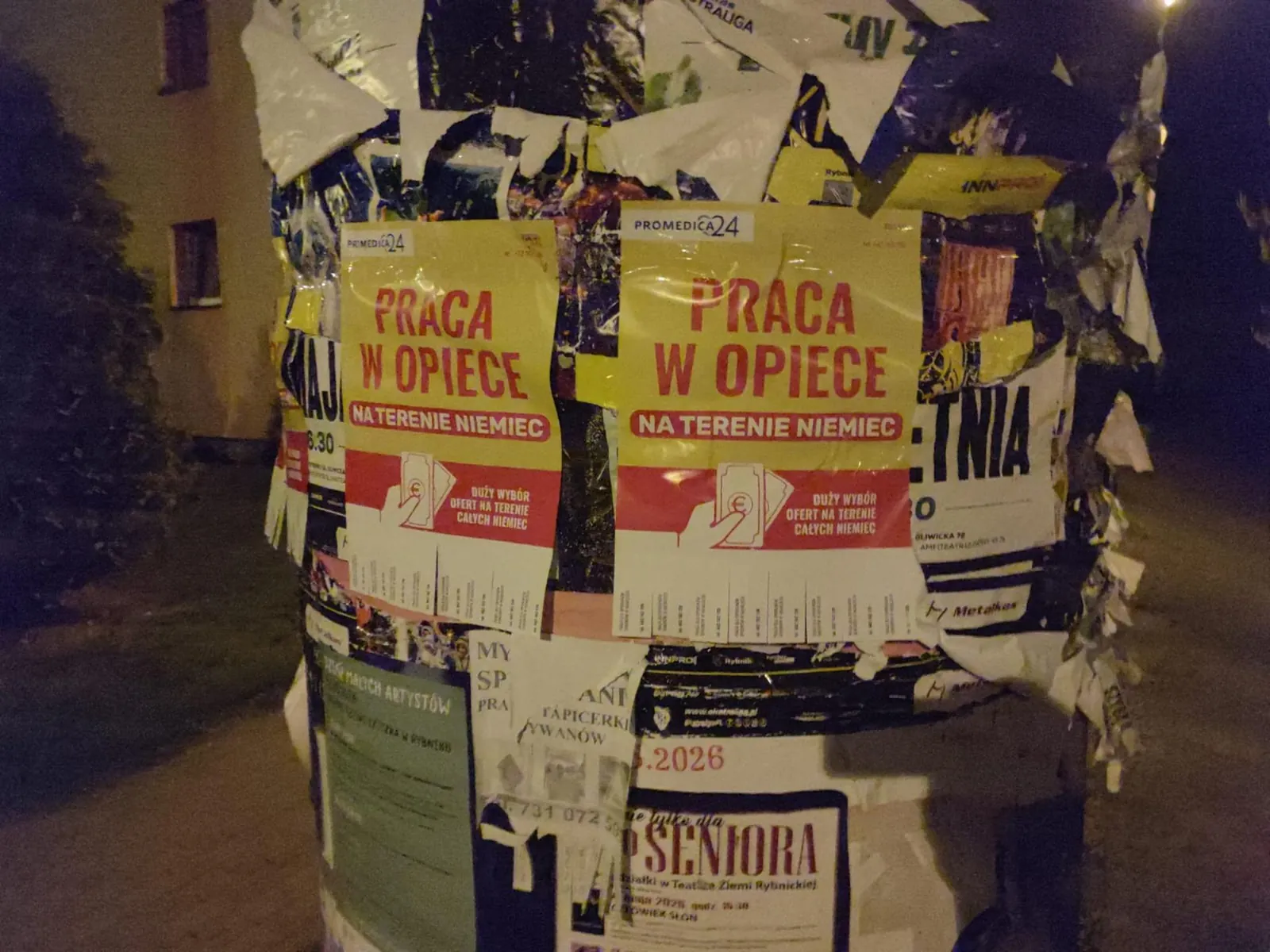 Promedica24 - rekrutacja 'Praca w opiece' - plakat na słupie ogłoszeniowym w Rybniku