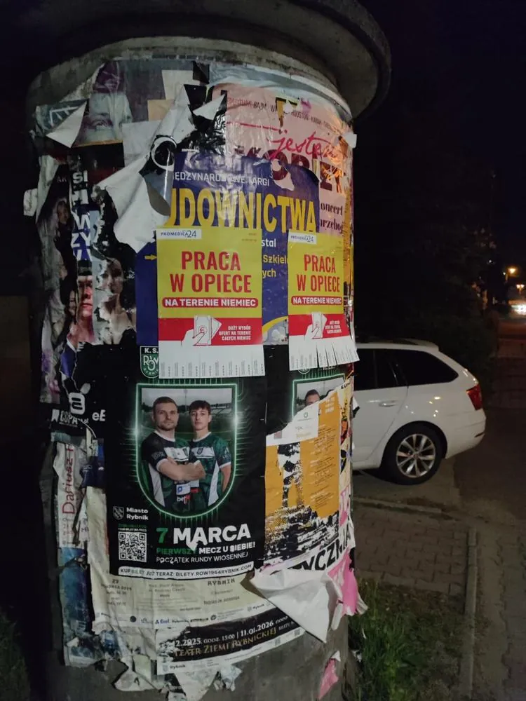 Promedica24 - rekrutacja 'Praca w opiece' - plakat na słupie ogłoszeniowym w Rybniku