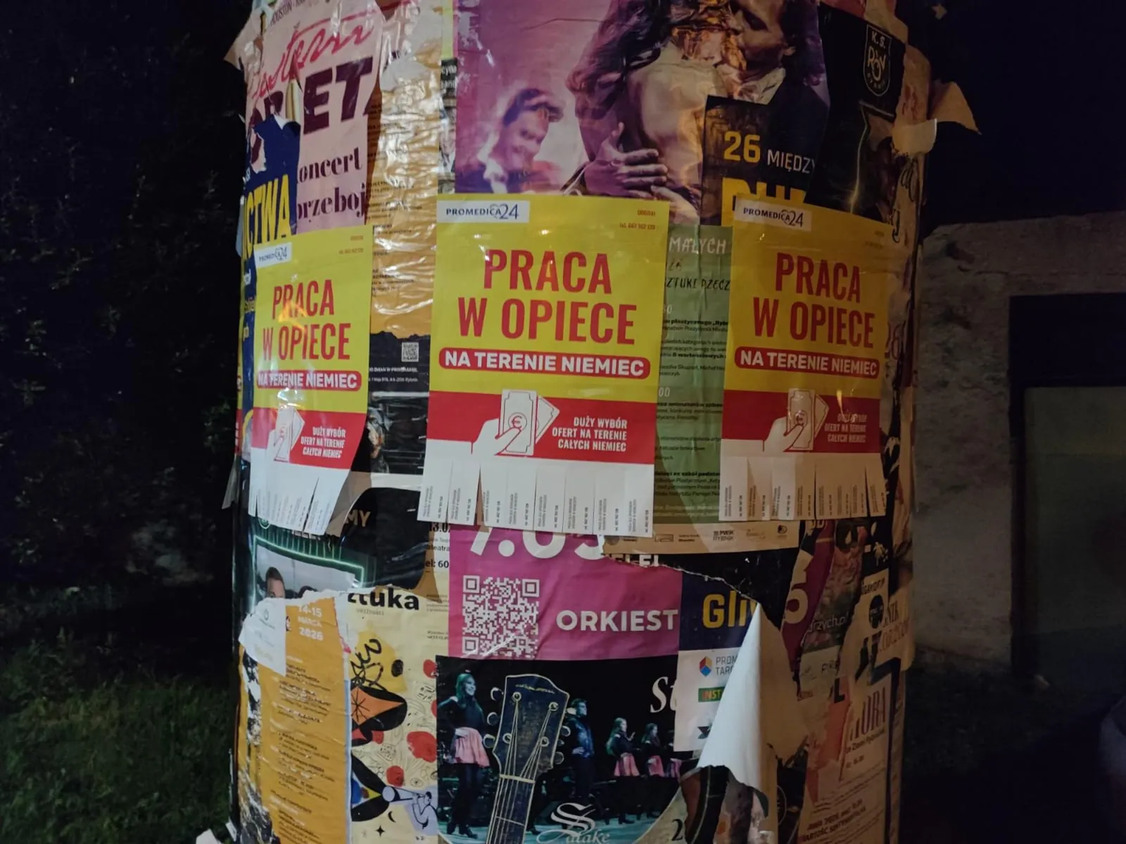 Promedica24 - rekrutacja 'Praca w opiece' - plakat na słupie ogłoszeniowym w Rybniku