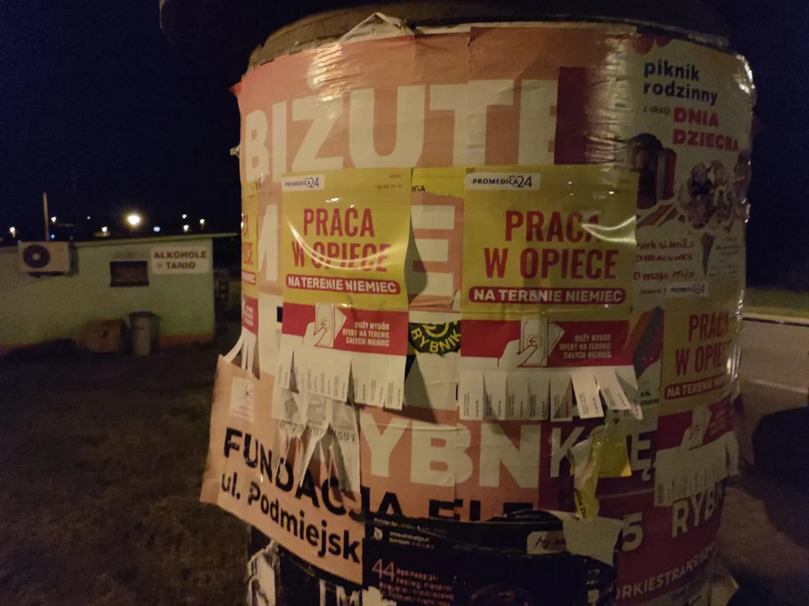 Promedica24 - rekrutacja 'Praca w opiece' - plakat na słupie ogłoszeniowym w Rybniku