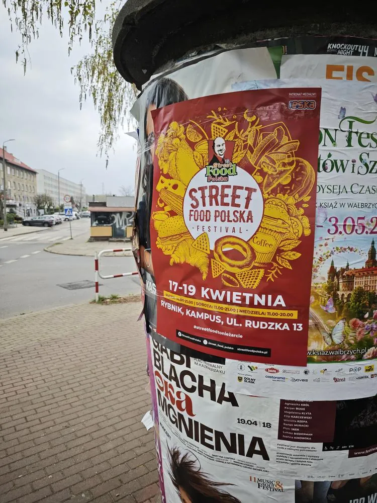 Street Food Polska Festival ( - plakat na słupie ogłoszeniowym w Rybniku