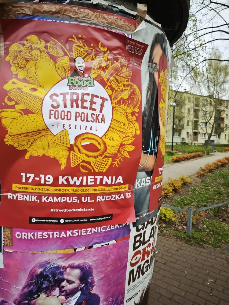 Street Food Polska Festival ( - plakat na słupie ogłoszeniowym w Rybniku