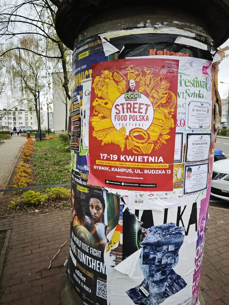 Street Food Polska Festival ( - plakat na słupie ogłoszeniowym w Rybniku