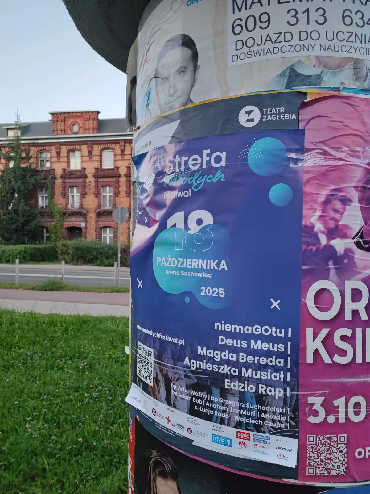 Strefa Młodych Festiwal - plakatowanie na słupie ogłoszeniowym w Katowicach