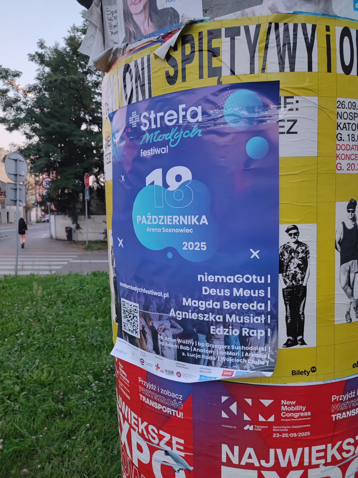 Strefa Młodych Festiwal - plakatowanie na słupie ogłoszeniowym w Katowicach