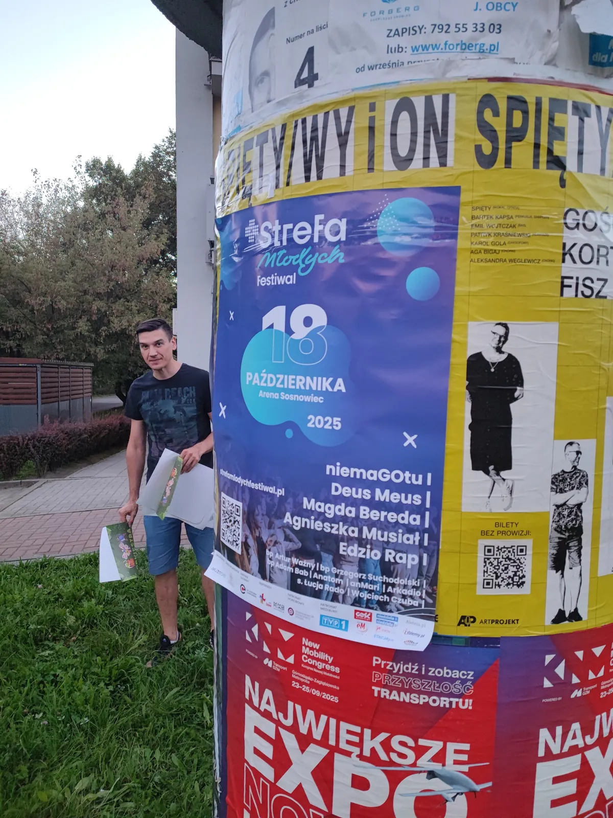 Strefa Młodych Festiwal - plakatowanie na słupie ogłoszeniowym w Katowicach
