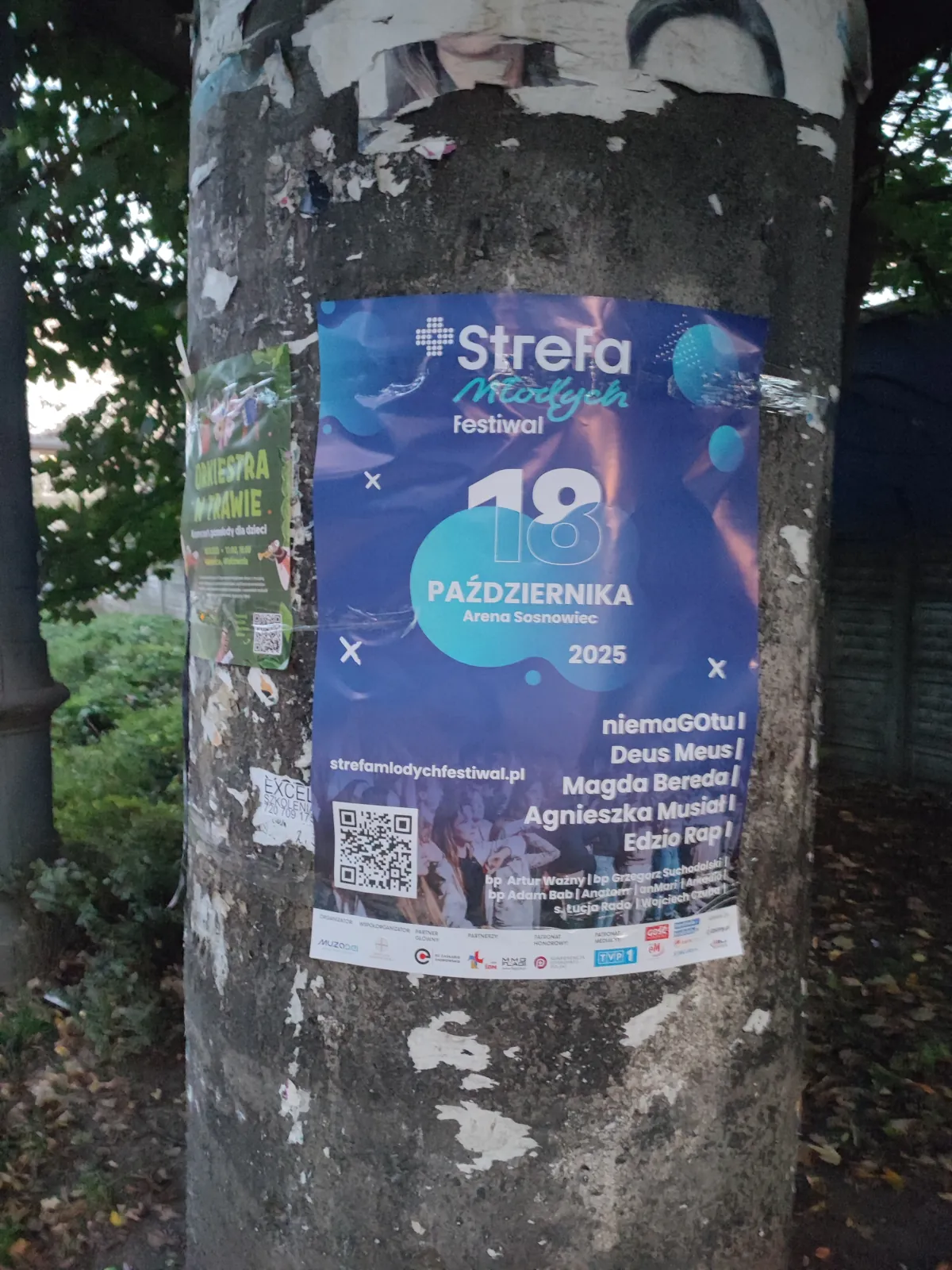 Strefa Młodych Festiwal - plakatowanie na słupie ogłoszeniowym w Katowicach