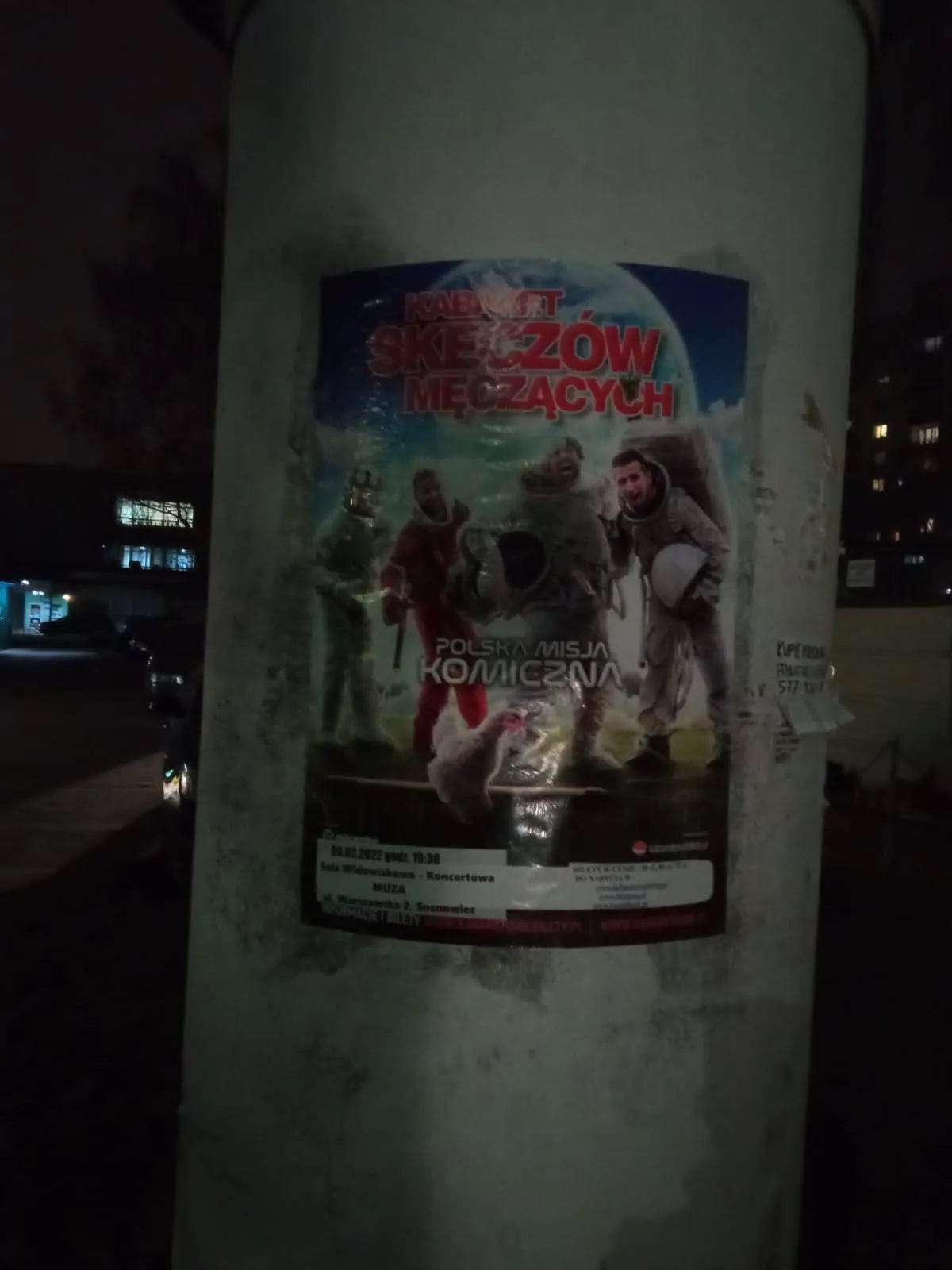 Kabaret Skeczów Męczących 'Polska Misja Komiczna' - plakat na słupie ogłoszeniowym w Sosnowcu