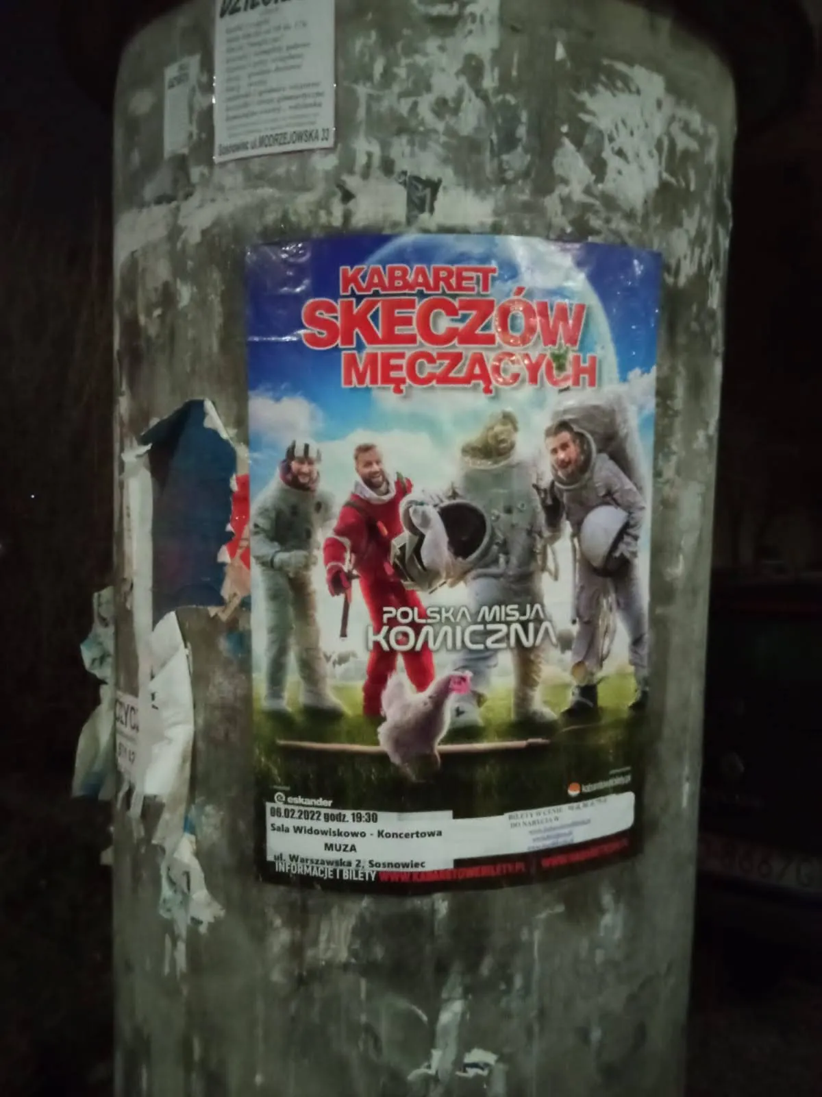 Kabaret Skeczów Męczących 'Polska Misja Komiczna' - plakat na słupie ogłoszeniowym w Sosnowcu