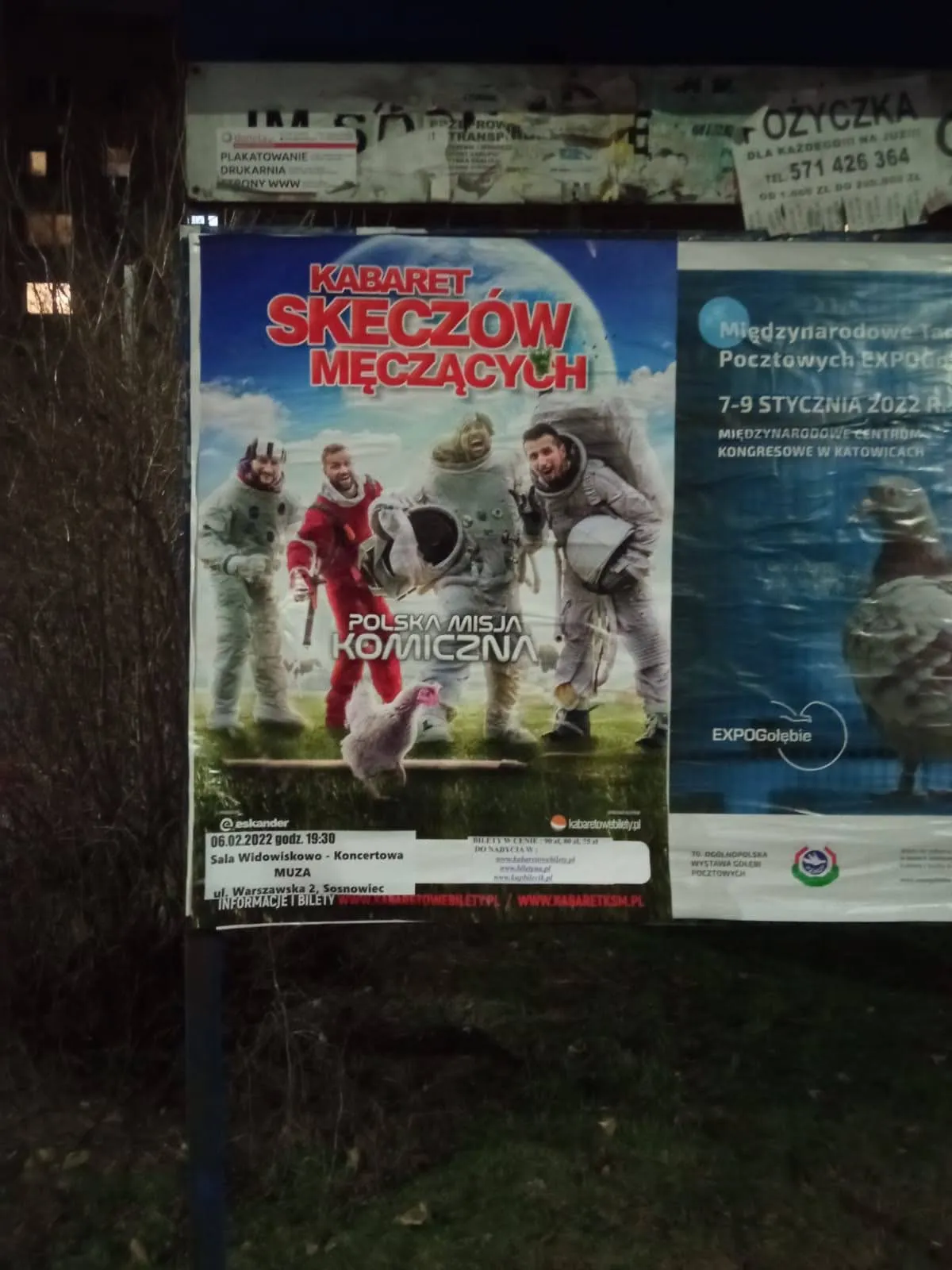 Kabaret Skeczów Męczących 'Polska Misja Komiczna' - plakat na słupie ogłoszeniowym w Sosnowcu