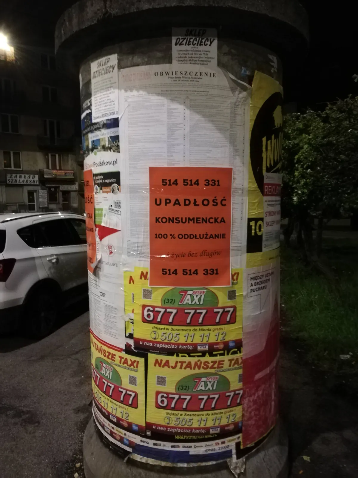 Reklama usług oddłużeniowych - upadlosc konsumencka - plakat na słupie ogłoszeniowym w Sosnowcu
