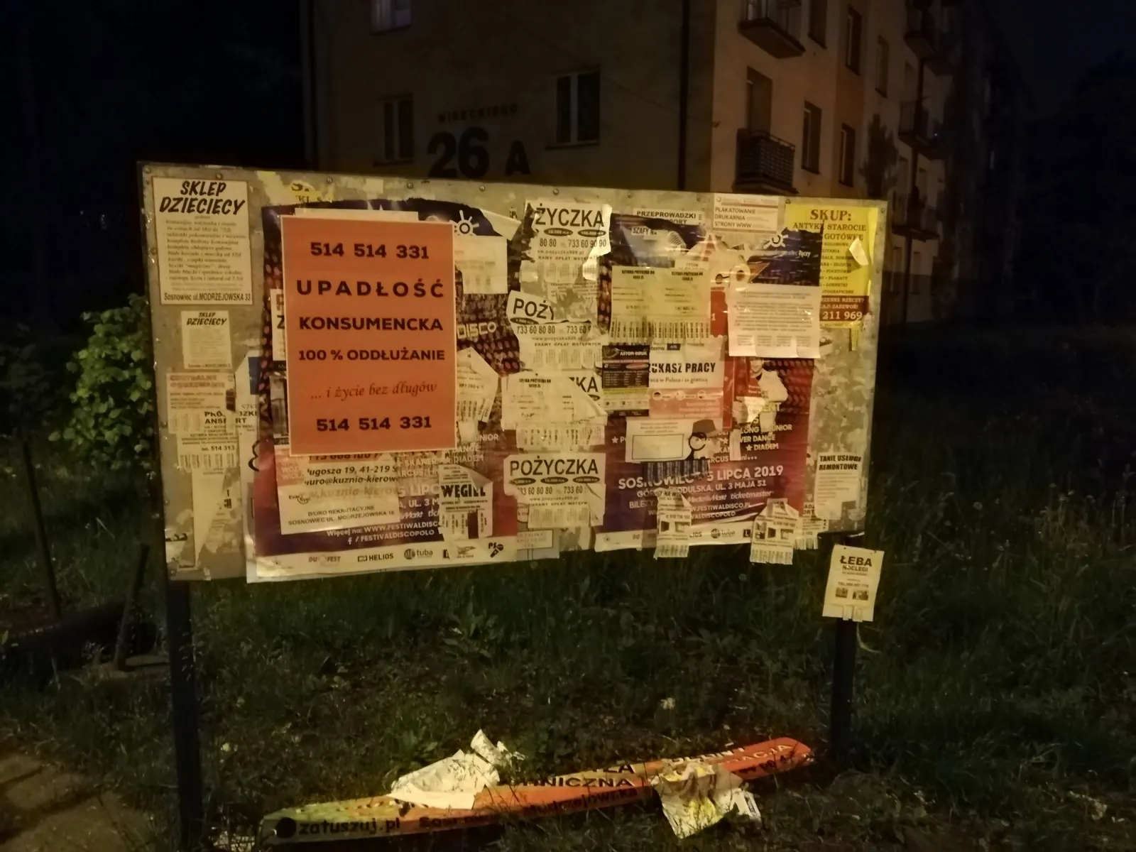 Reklama usług oddłużeniowych - upadlosc konsumencka - plakat na słupie ogłoszeniowym w Sosnowcu