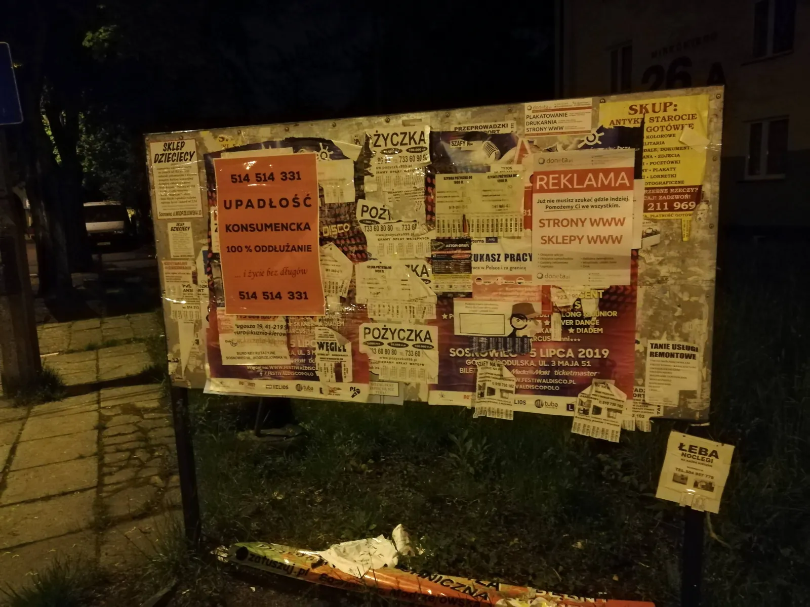 Reklama usług oddłużeniowych - upadlosc konsumencka - plakat na słupie ogłoszeniowym w Sosnowcu