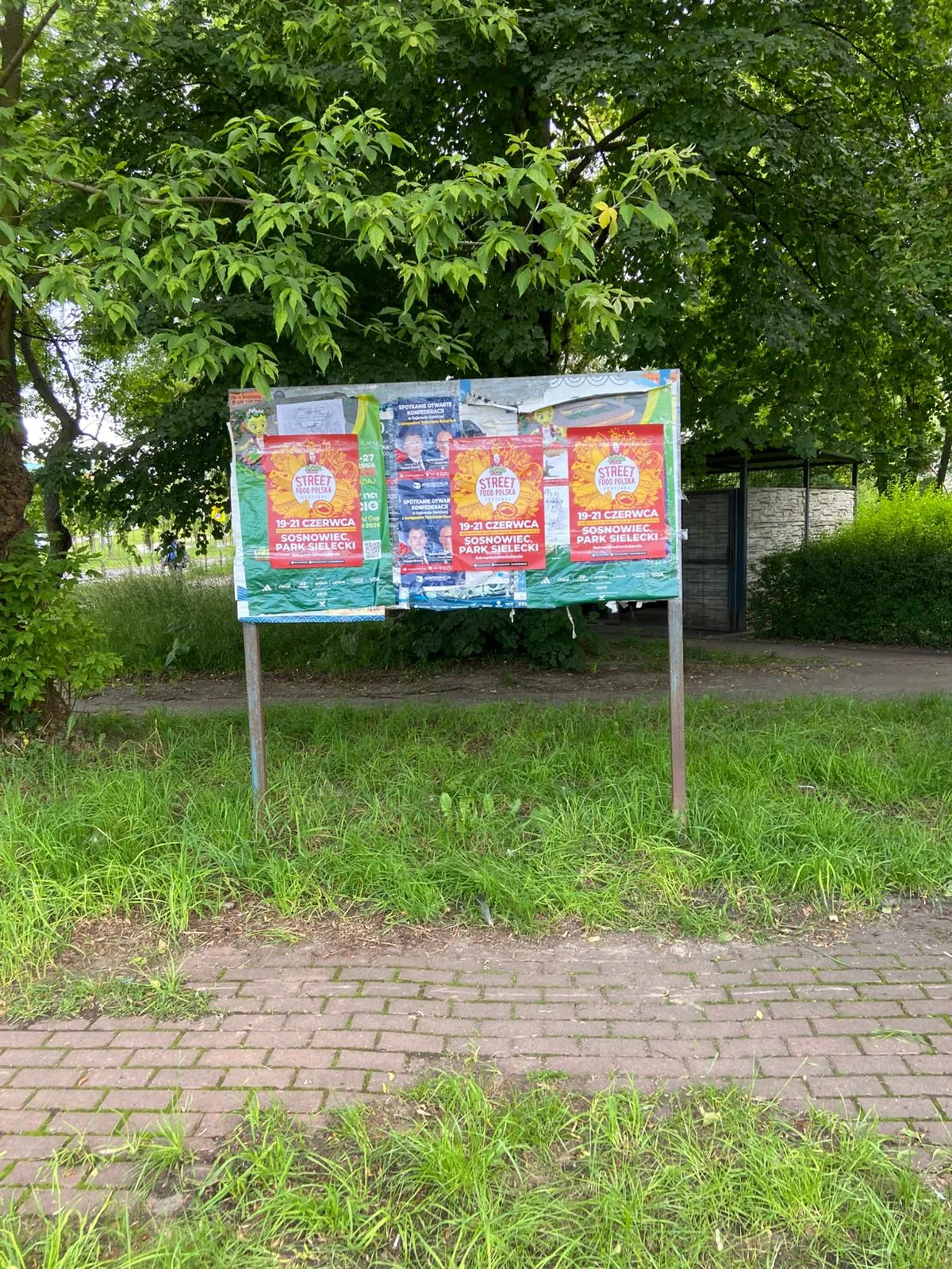 Street Food Polska Festival - plakat na słupie ogłoszeniowym w Sosnowcu