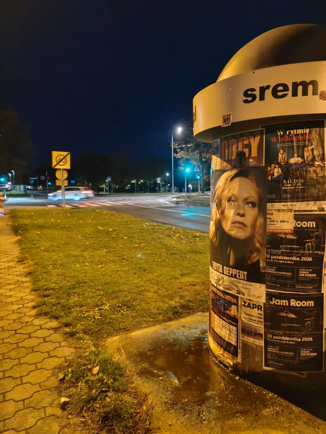 Plakat Edyty Geppert na oświetlonym słupie ogłoszeniowym przy ulicy w Śremie
