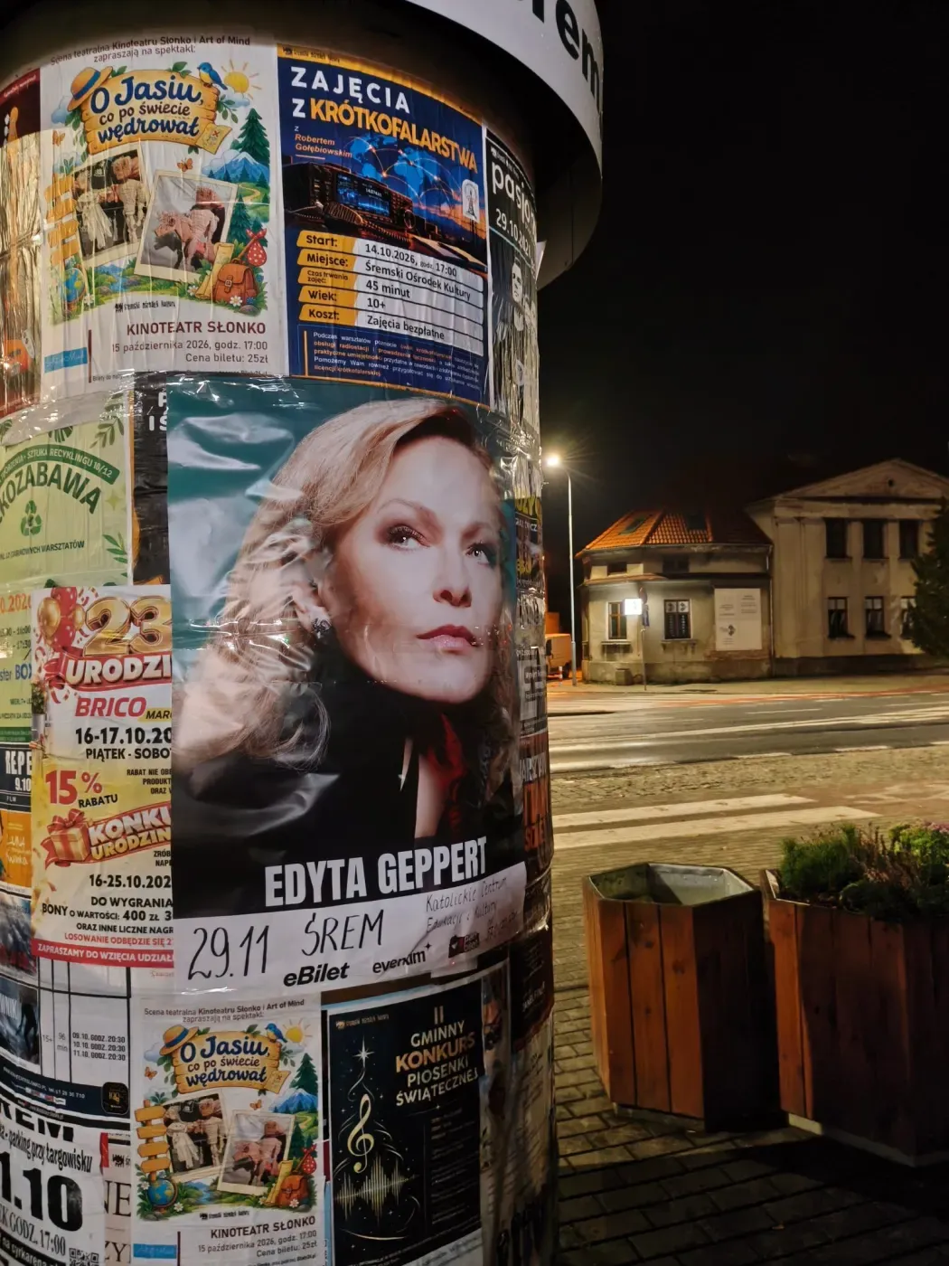 Plakat Edyty Geppert na słupie przy ulicy i przejściu w centrum Śremu