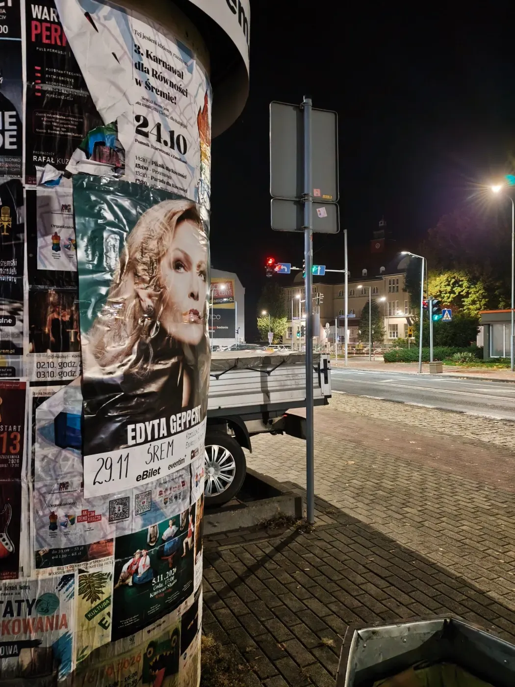 Plakat koncertu Edyty Geppert na słupie ogłoszeniowym przy jezdni w Śremie