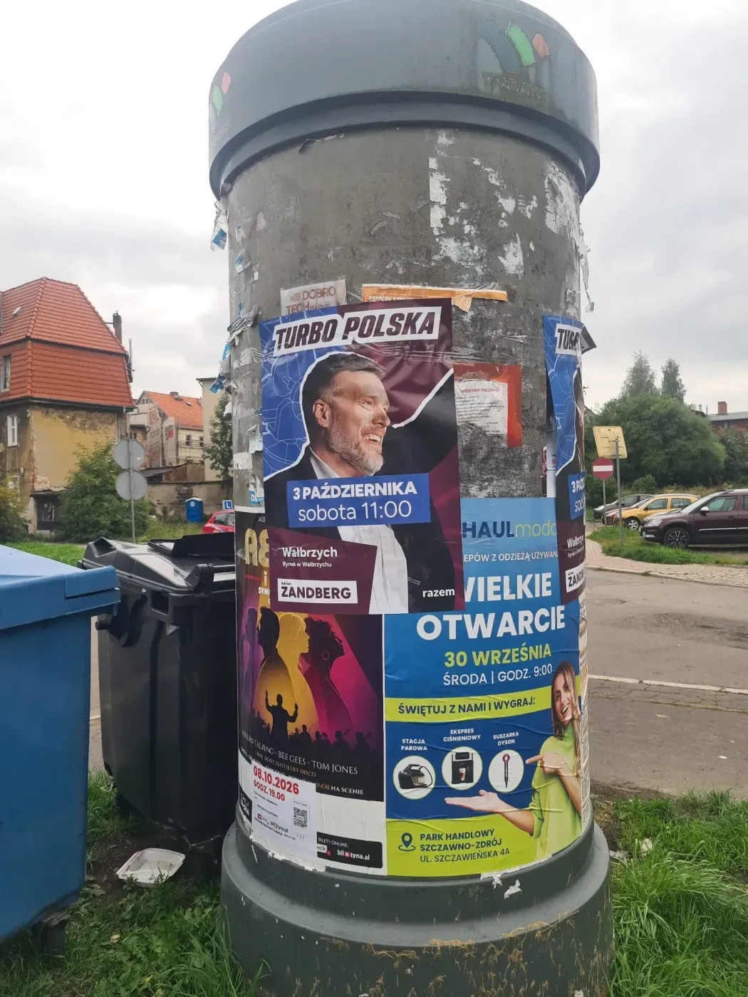 Plakat Turbo Polska na dużym słupie ogłoszeniowym przy ulicy i zabudowie mieszkalnej w Wałbrzychu