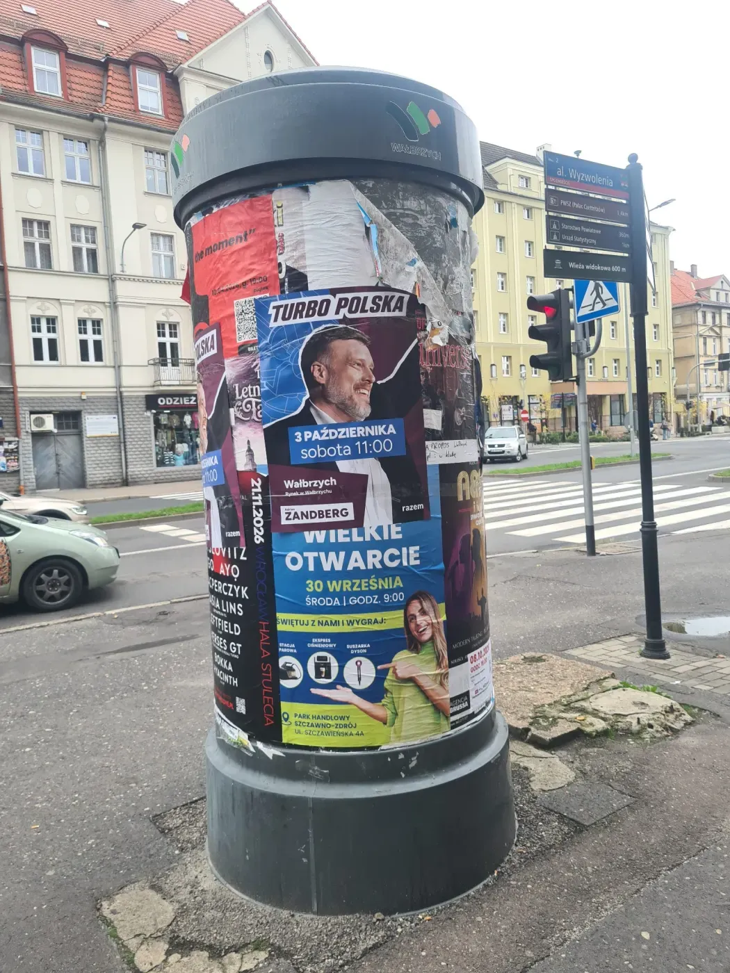 Plakat Turbo Polska na słupie ogłoszeniowym przy skrzyżowaniu i przejściu dla pieszych w Wałbrzychu