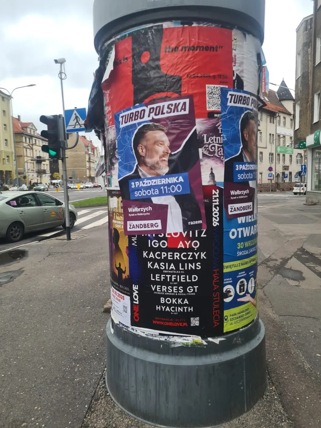 Plakat Turbo Polska na słupie ogłoszeniowym przy miejskiej ulicy w Wałbrzychu