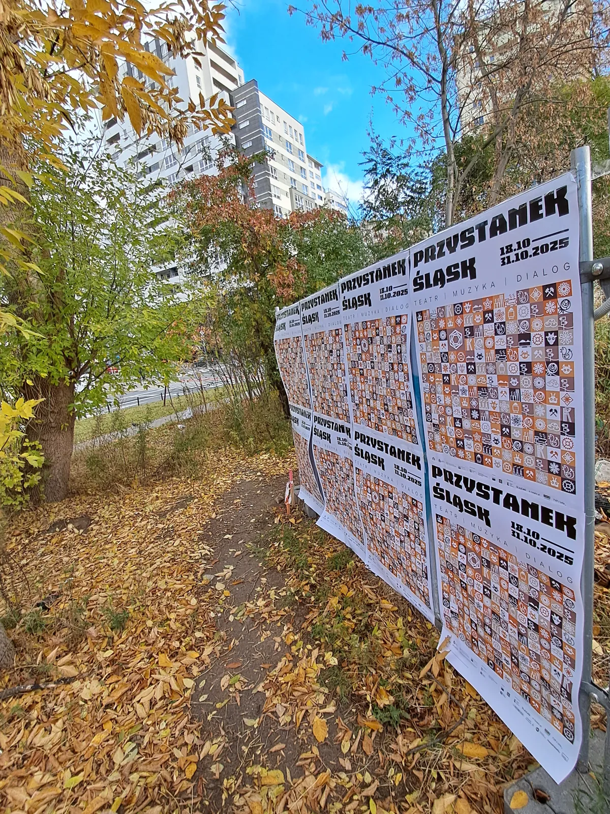 festiwal 'Przystanek Śląsk Warszawa'.2025 - plakat na słupie ogłoszeniowym w Warszawie