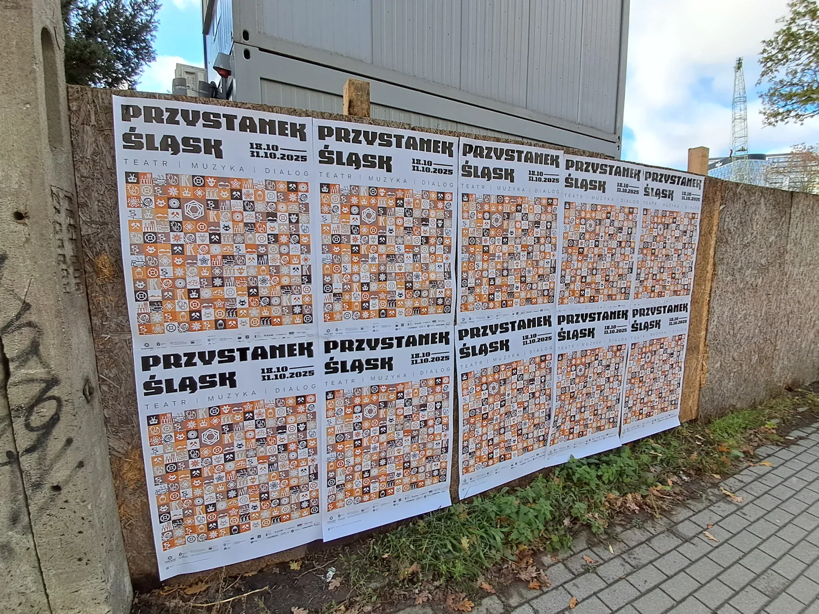 festiwal 'Przystanek Śląsk Warszawa'.2025 - plakat na słupie ogłoszeniowym w Warszawie