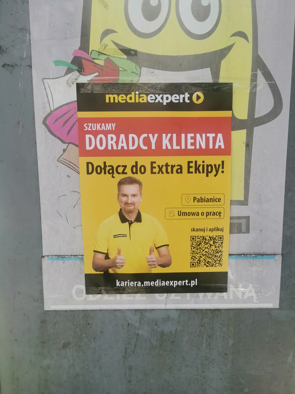 Media Expert - rekrutacja Doradcy Klienta - plakat na słupie ogłoszeniowym w Warszawie