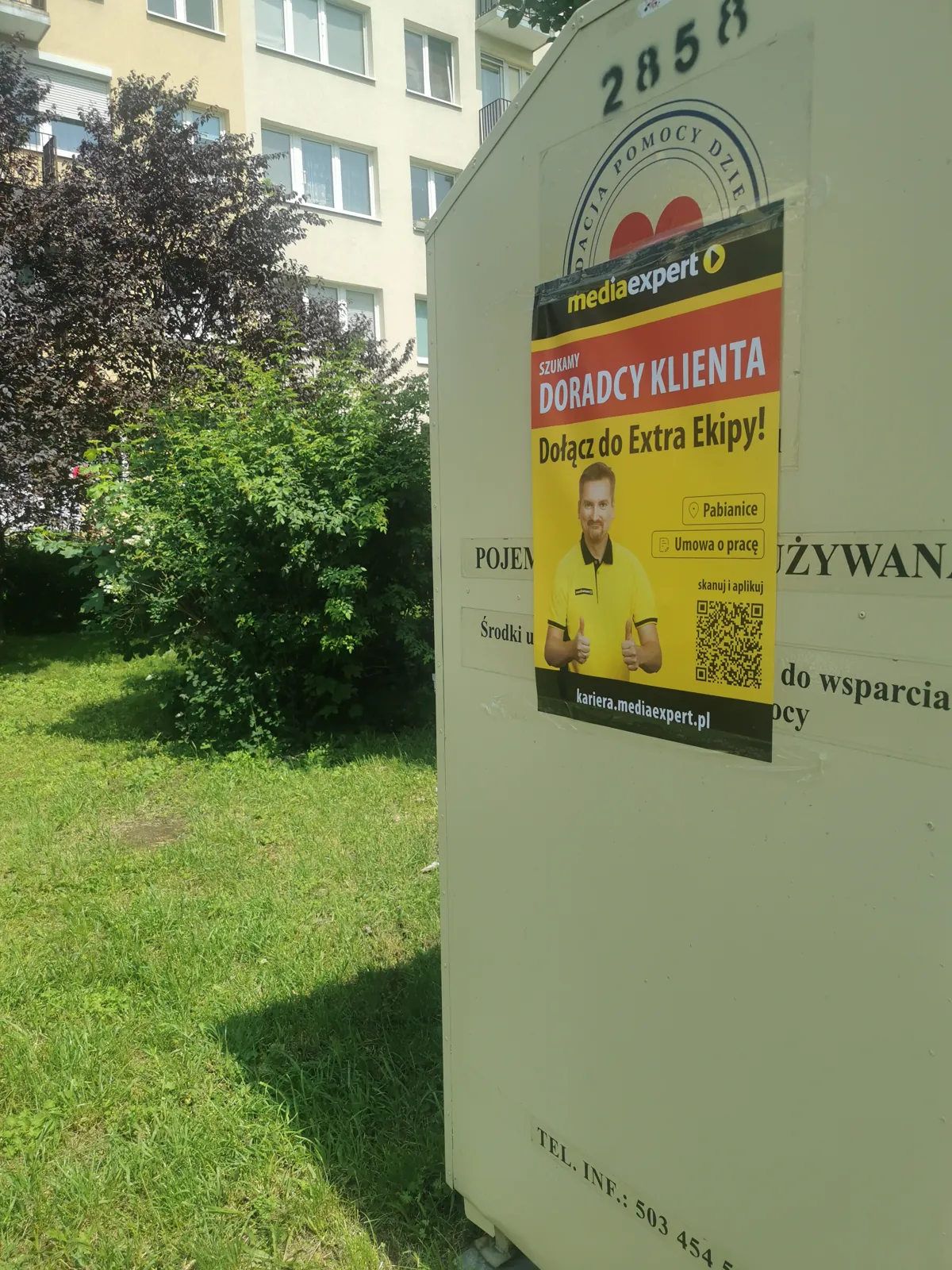 Media Expert - rekrutacja Doradcy Klienta - plakat na słupie ogłoszeniowym w Warszawie