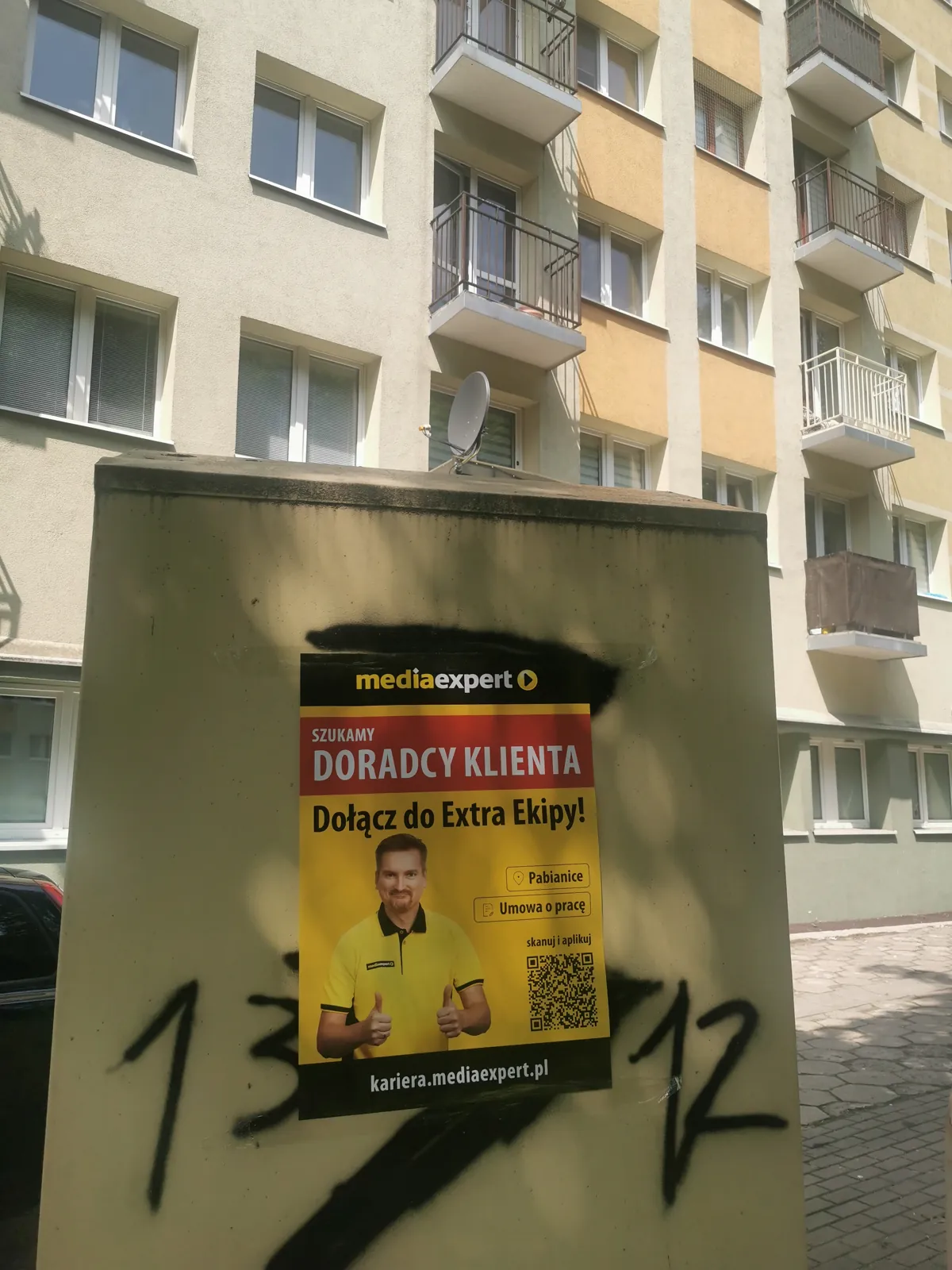 Media Expert - rekrutacja Doradcy Klienta - plakat na słupie ogłoszeniowym w Warszawie