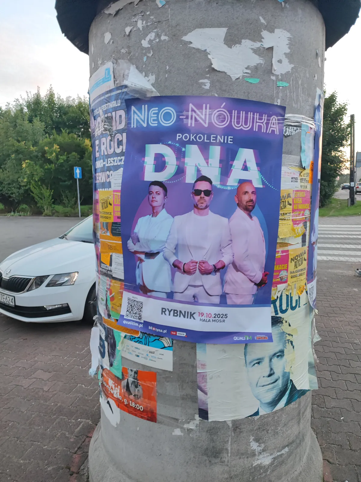 Kabaret Neo-Nówka Pokolenie DNA (wystep Rybnik) - plakat na słupie ogłoszeniowym w Wodzisławiu Śląskim