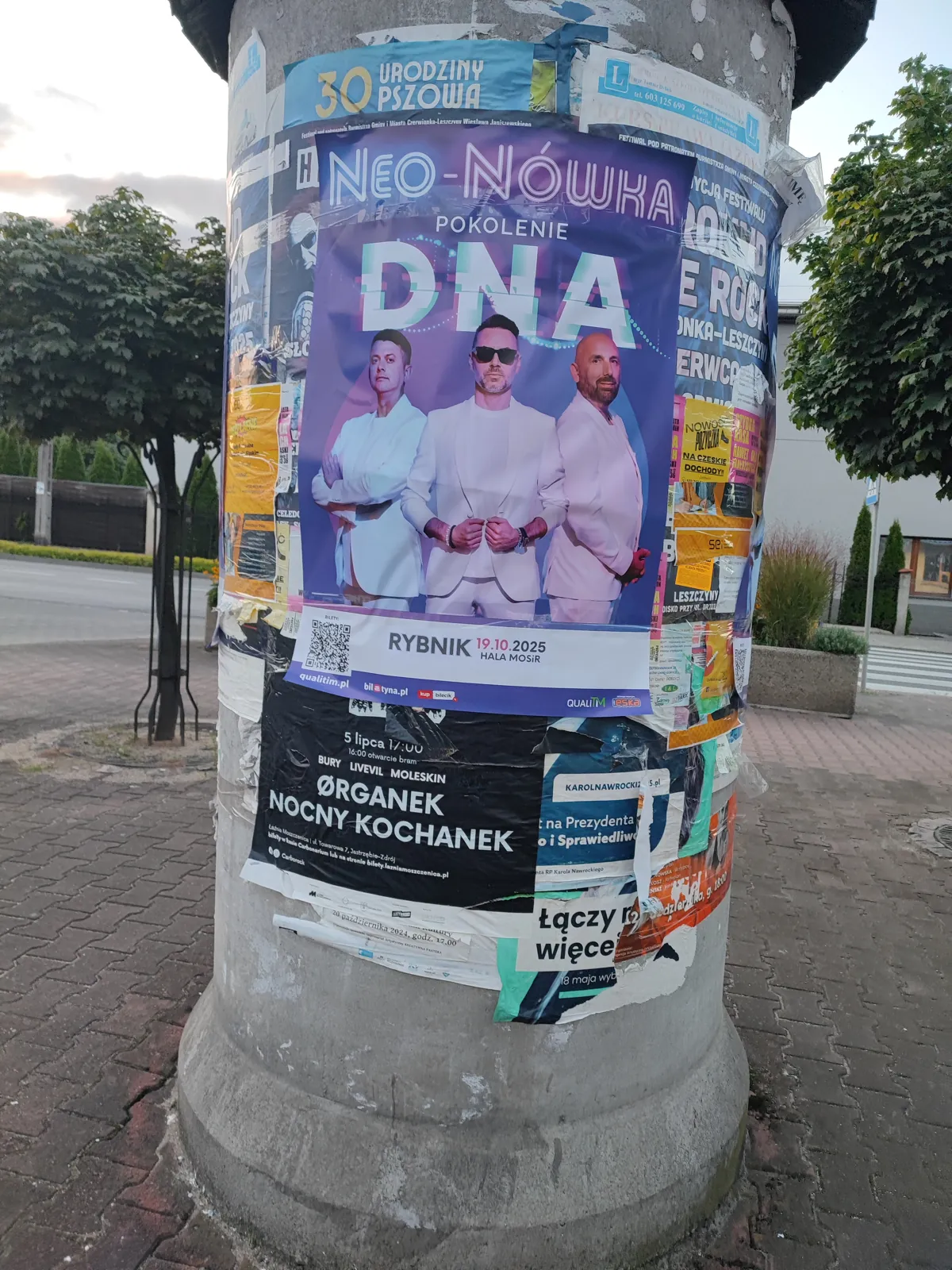 Kabaret Neo-Nówka Pokolenie DNA (wystep Rybnik) - plakat na słupie ogłoszeniowym w Wodzisławiu Śląskim