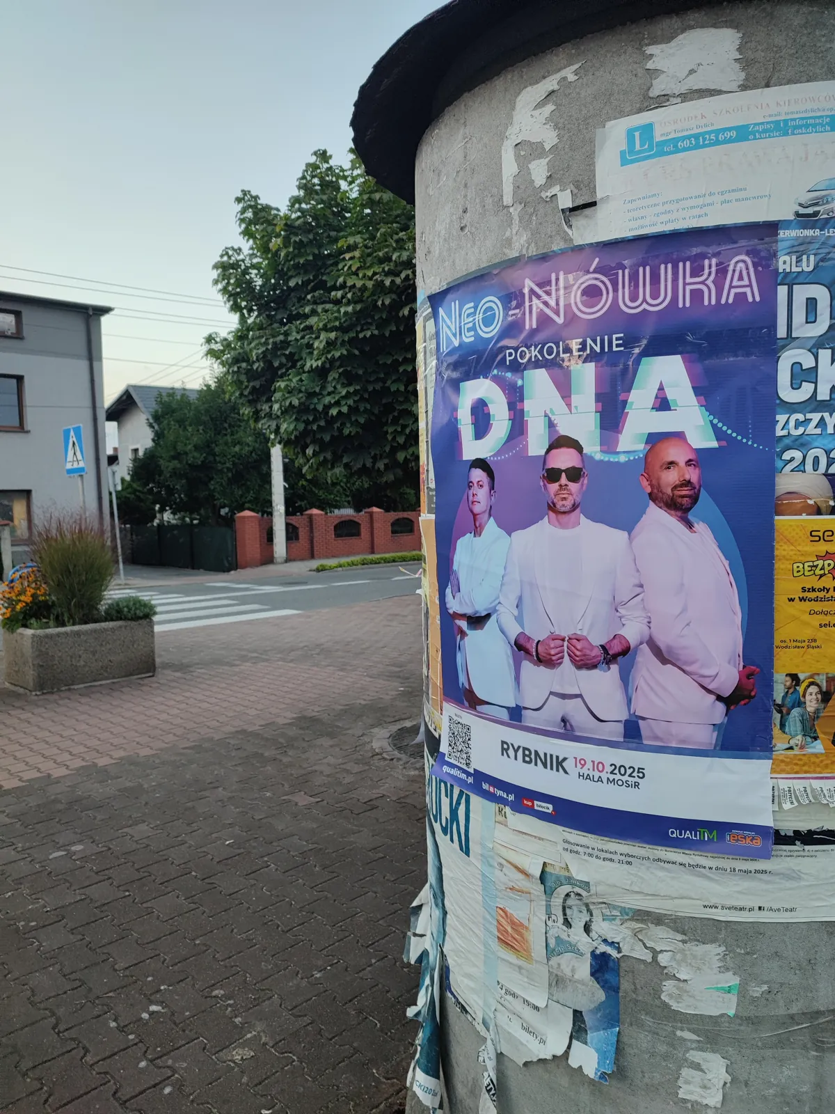 Kabaret Neo-Nówka Pokolenie DNA (wystep Rybnik) - plakat na słupie ogłoszeniowym w Wodzisławiu Śląskim