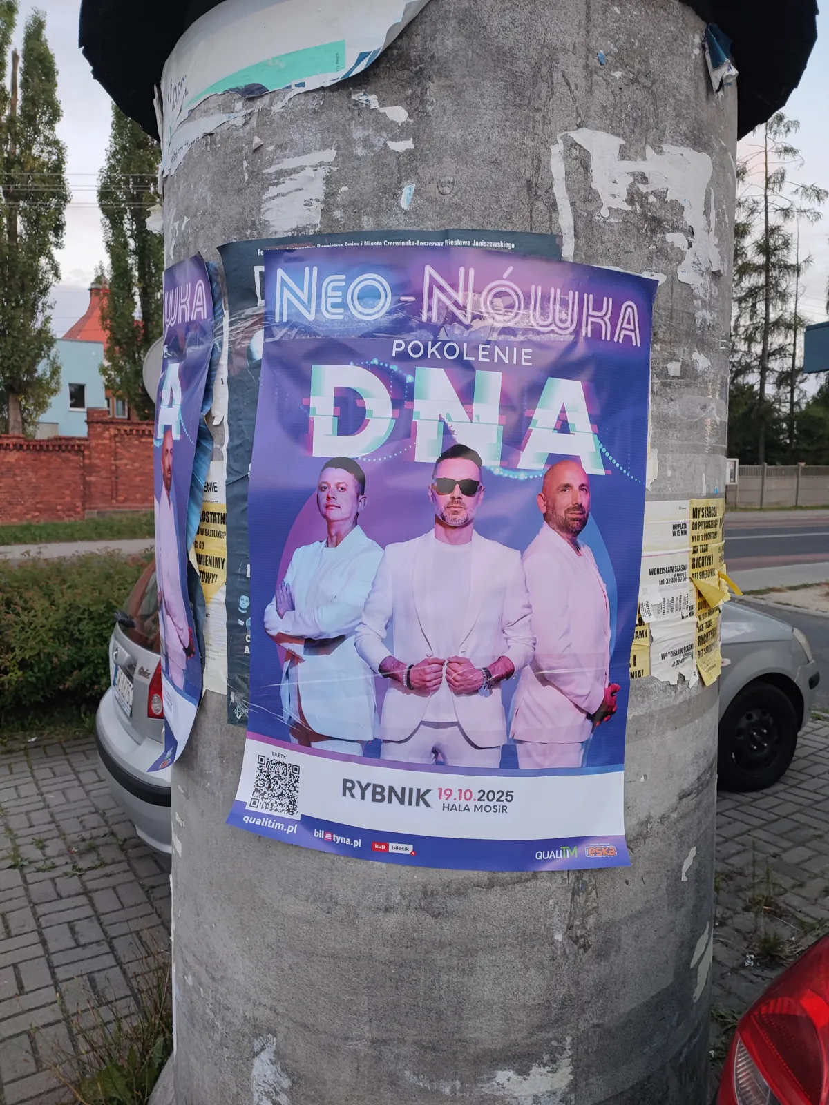 Kabaret Neo-Nówka Pokolenie DNA (wystep Rybnik) - plakat na słupie ogłoszeniowym w Wodzisławiu Śląskim