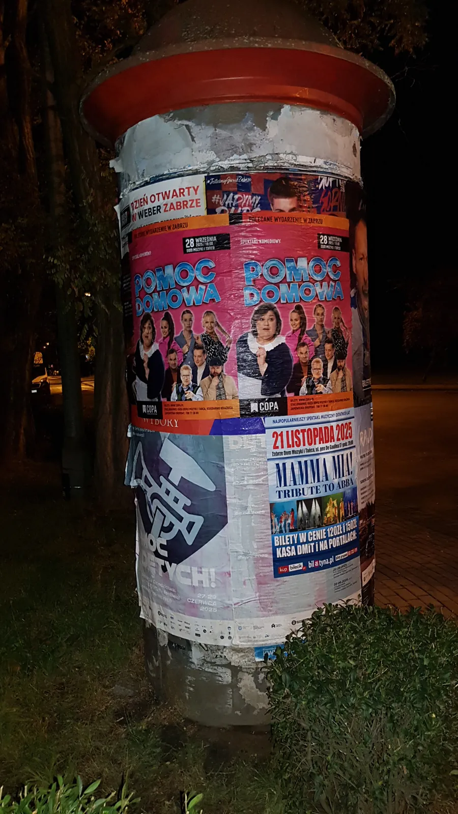 Kabaret HABAKE 'Górnik Widzew' - plakat na słupie ogłoszeniowym w Zabrzu