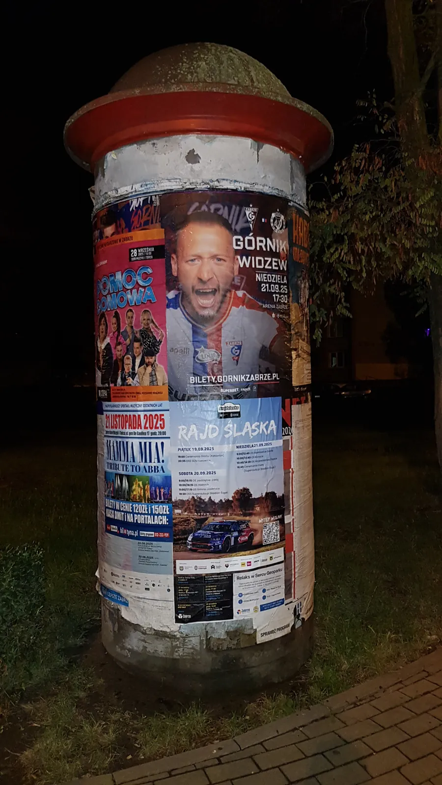 Kabaret HABAKE 'Górnik Widzew' - plakat na słupie ogłoszeniowym w Zabrzu