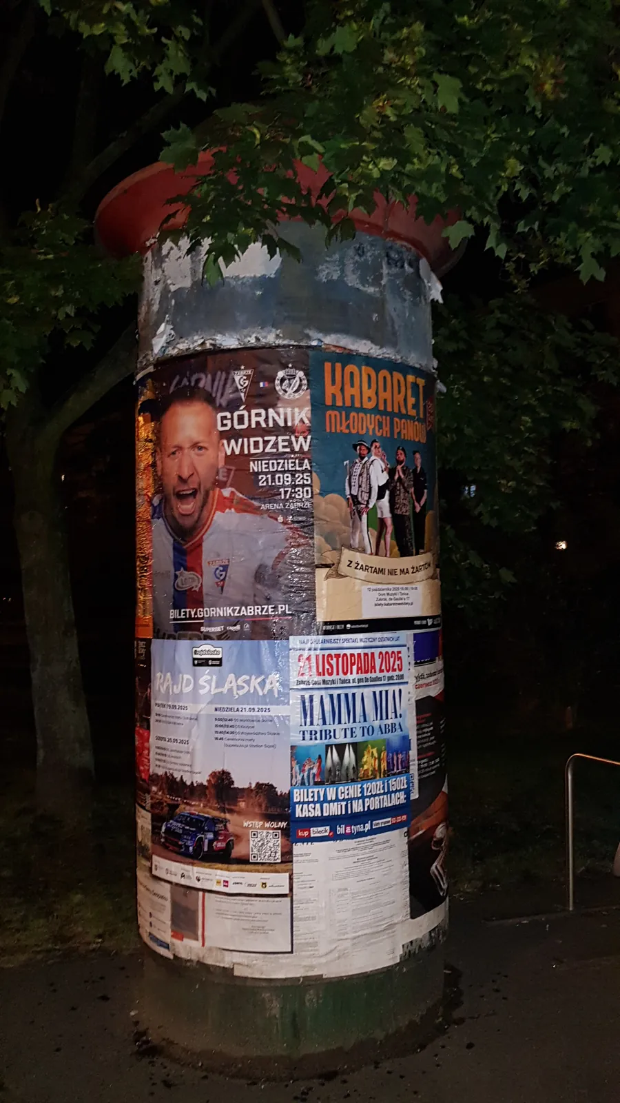 Kabaret HABAKE 'Górnik Widzew' - plakat na słupie ogłoszeniowym w Zabrzu
