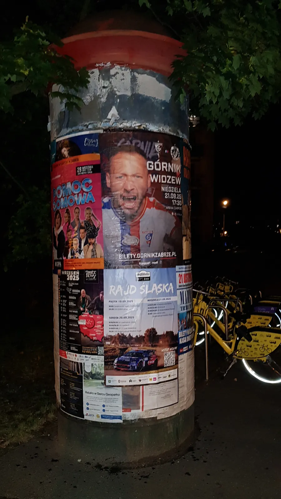 Kabaret HABAKE 'Górnik Widzew' - plakat na słupie ogłoszeniowym w Zabrzu